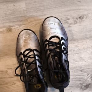 Nike Men's Black and Gray Athletic Shoes